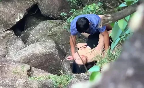 Lén lút chịch em đồng nghiệp bên bờ suối khi đi du lịch với công ty